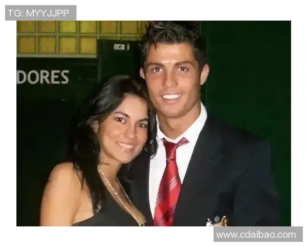 某足球明星与中国女友甜蜜曝光 成就跨国恋情引关注 某足球明星与中国女友甜蜜曝光 成就跨国恋情引关注